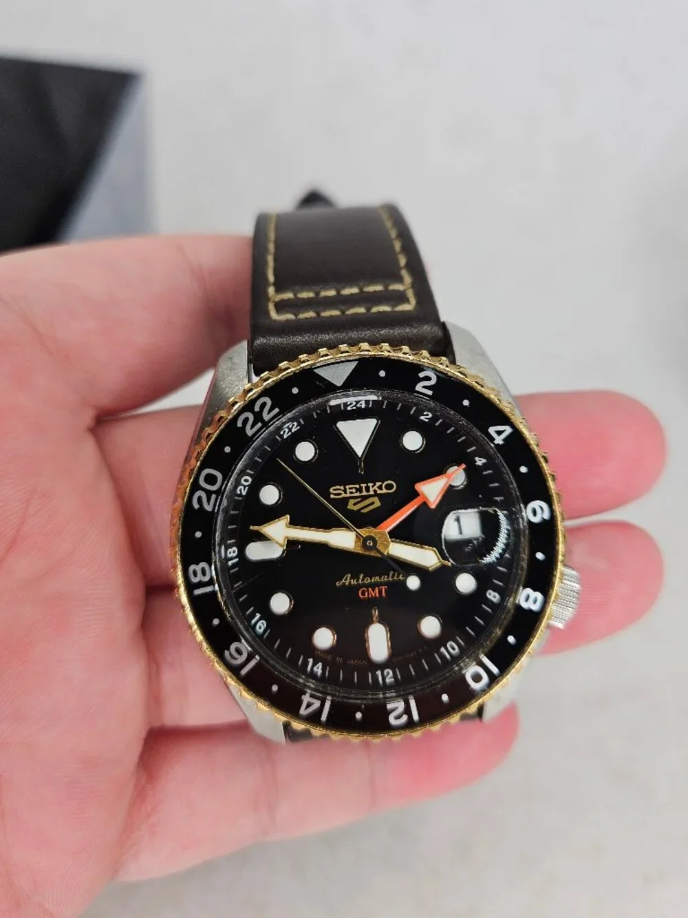 Seiko Sport 5 Automatic GMT 4R34-00A0 Black Gold Wristwatch Leather with Box